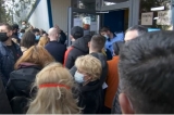 Aglomerație la centrele de vaccinare din Craiova. Oamenii au așteptat înainte de începerea programului