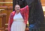 “Bombardiera” Soşoacă, a inceput vanătoarea” fătălăilor “din Parlament . Senator USR: M-a prins de faţă şi de nas