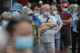 Coadă formată pe mai multe rânduri la centrul de vaccinare anti-COVID 19 din Piața Obor 