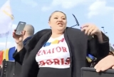 Cronici pe bune Mai mulţi români acuză stări de vomă şi tulburări de vedere după ce au văzut-o pe Şoşoacă dansând