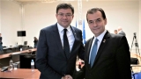  Ludovic Orban, il ține in brațe pe Costel Alexe, urmărit penal de DNA pentru infracțiuni de corupție