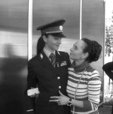 O poliţistă se revoltă, în versuri, la adresa sistemului: "Cine morţii voştri sunteţi? Să vă bateţi joc de noi?"