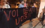 Viorica Dăncilă, întâmpinată de protestatari: Vă e bine cu băiatul la Curtea de Conturi? 