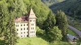 Vindem tot din ţară pe sume de c….  Castelul abandonat din Apuseni, unde s-a filmat ”Noi, cei din linia întâi”, a fost cumpărat de Hilton 