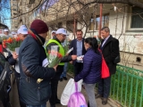 Doamnele si domnisoarele din  Sectorul 5,  “luate cu asalt “ cu flori  de un comando umanist condus de Critian Popescu Piedone