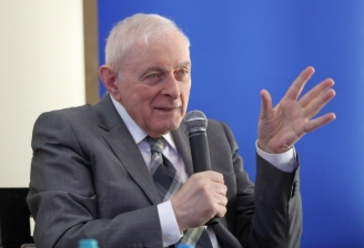 interviu-omul-care-a-stat-26-de-ani-in-umbra-lui-mugur-isarescu-omenirea-are-nevoie-de-lectii-de-istorie-50945-1.jpg