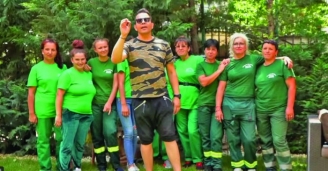 jean-de-la-craiova-i-a-amenajat-curtea-cu-ajutorul-celor-de-la-totul-verde-50817-1.jpg