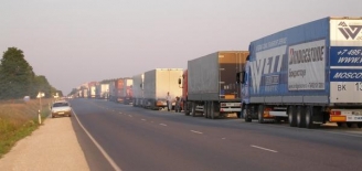 oferii-de-camion-sunt-nevoiti-sa-stea-la-cozi-infernale-pentru-a-trece-granita-datorita-reabilitarii-podului-de-la-giurgiu-ruse-50802-1.jpg